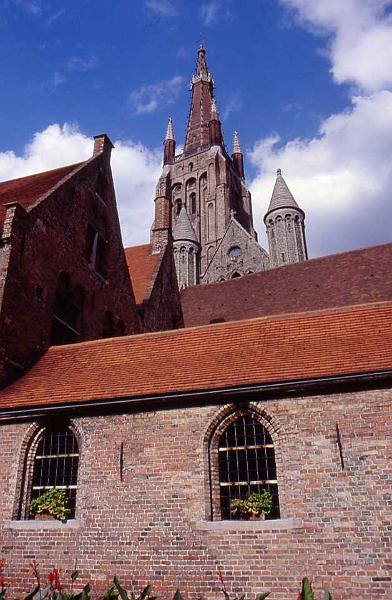 36-Bruges (sullo sfondo,Notre Dame con la sua torre),14 agosto 1989.jpg